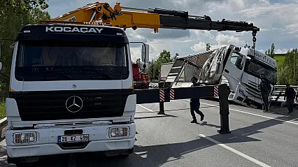 Afyonkarahisar'da Eşya Yüklü Tır Refüje Yan Yattı