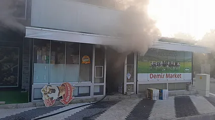 Afyonkarahisar'da Markette Yangın Çıktı, Ekipler Müdahale Etti