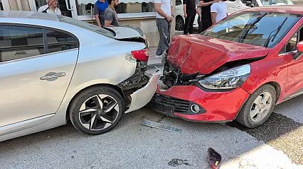 Alkollü Ve Ehliyetsiz Sürücünün Kullandığı Otomobil, Park Halindeki Araçlara Çarptı