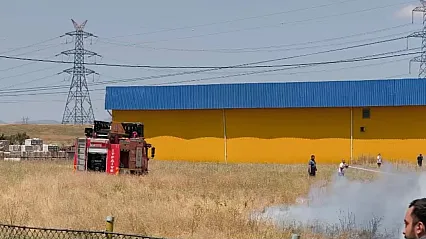 Anız Yangınında Zamanında Müdahale Dükkanları Korudu