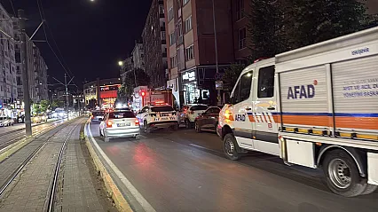 Apartmanda Çıkan Yangında Dumanlar Daireleri Sardı, Bina Tahliye Edildi