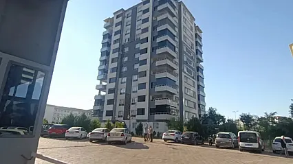 Asansör Aniden Hareket Etti Sıkışan Kadın Öldü