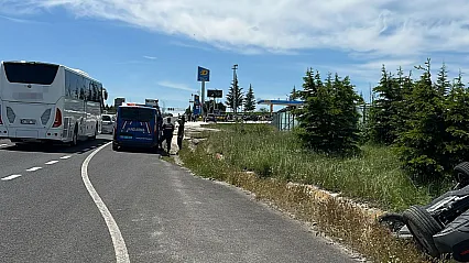 Bayram Tatili Dönüşünde Kaza Yapan 2 Araç Refüje Düştü