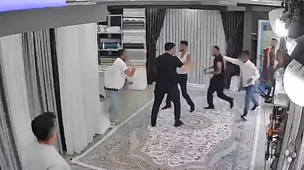 Bıçak Ve Sopalarla Kovalandı, Perde Dükkanına Sığındı!