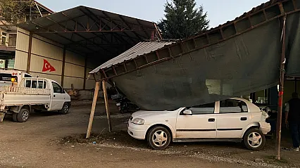 Bilecik'te Kamyonla Çarpışan Otomobil Kıraathaneye Girdi!