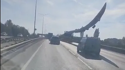 Dev Rüzgar Türbini Kanadı Trafiği Yavaşlattı
