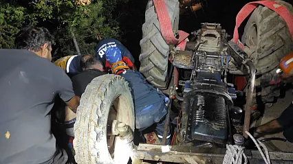 Devrilen Traktörün Altında Kalan Sürücü Kurtarıldı