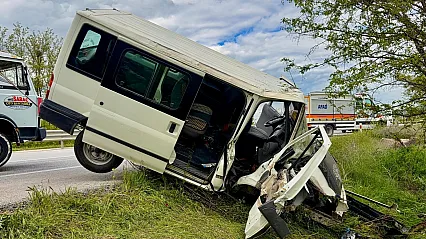 Direksiyon Hakimiyetini Kaybeden Sürücü Ağaca Çarptı