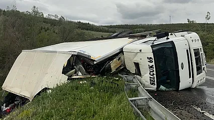 Direksiyon Hakimiyetini Kaybetti, 10 Ton Meyve Ziyan Oldu