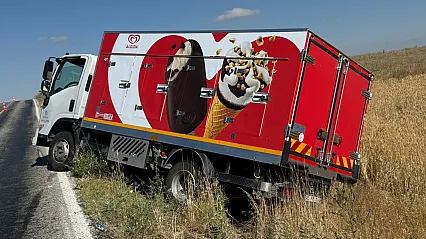 Dondurma Yüklü Kamyonet Devrildi: 1 Yaralı