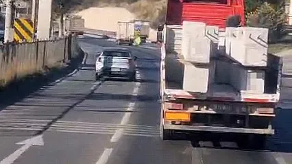 Eskişehir Çevreyolu'nda Kamyondaki Tonluk Beton Bloklar Bağlanmadan Taşındı