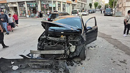 Eskişehir'de Kavşakta 2 Araç Çarpıştı: 2 Yaralı