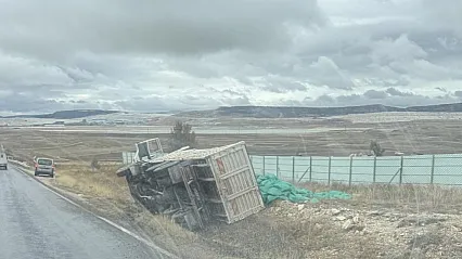 Eskişehir'de Kontrolden Çıkan Kamyon Şarampole Yuvarlandı