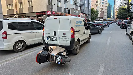 Eskişehir'de Korkutan Kaza: Motosiklet, Hafif Ticari Aracın Altına Girdi
