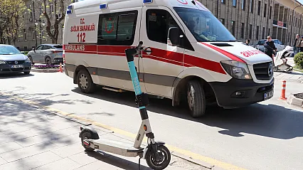 Eskişehir'de Otomobil Scooter'a Çarptı