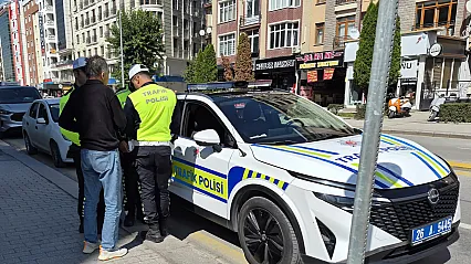 Eskişehir'de Otomobille Çarpışan Motosiklet Sürücüsü Yaralandı