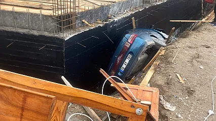 Eskişehir Odunpazarı'nda Otomobil İnşaat Temeline Düştü, 2 Yaralı