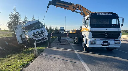 Ev Eşyası Yüklü Tır Kontrolden Çıkıp Şarampole Uçtu