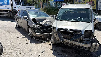İki Aracın Çarpıştığı Kazada 5 Kişi Yaralandı
