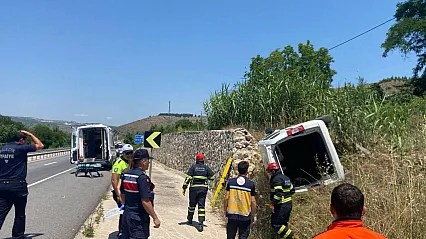 İstinat Duvarına Çarpan Araçta Sıkışan Sürücü Kurtarıldı