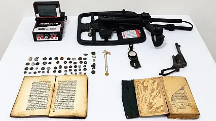 Jandarmanın Operasyonunda Tarihi Eserler ve Tabanca Bulundu
