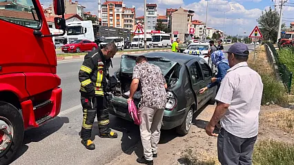 Kamyonun Çarptığı Otomobildeki 2 Çocuk Yaralandı