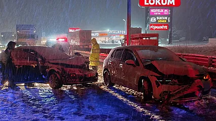 Karlı Yolda Zincirleme Kaza: 3 Araç Çarpıştı, 8 Kişi Yaralandı
