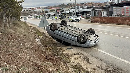 Kaygan Yolda Takla Atan Araçtaki 2 Kişi Yaralandı