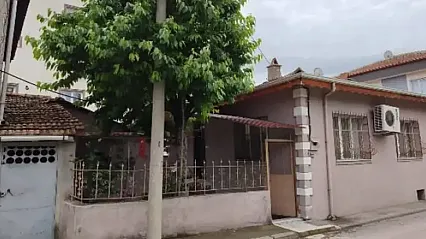Kiraz Toplarken Demir Korkuluğun Üzerine Düşüp Öldü