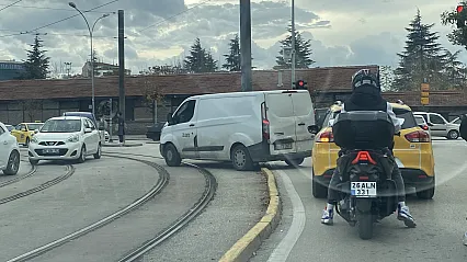 Kırmızı Işıkta Beklemek Yerine Kolay Yolu Seçti