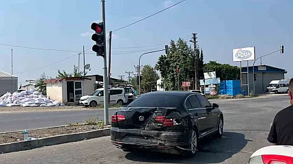 Kırmızı Işıkta Bekleyen Araca Arkadan Çarptı