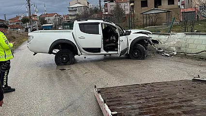 Kontrolden Çıkan Arazi Aracı Evin İstinat Duvarına Çarptı