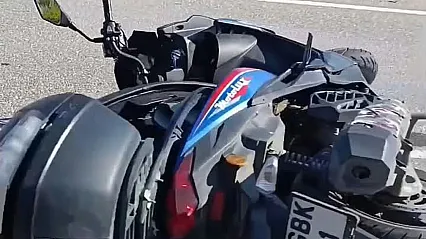 Kontrolden Çıkan Motosiklet Orta Refüje Çarptı, 2 Yaralı