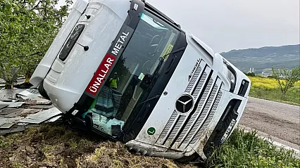 Kontrolden Çıkan Tır Devrildi