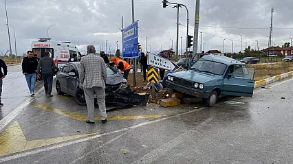 Kütahya'da İki Otomobil Çarpıştı: 2 Ölü, 8 Yaralı