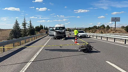 Kütahya'da Minibüsle Çarpışan Genç Motosikletli Hayatını Kaybetti