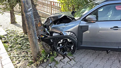 Otomobil Dolmuşa Çarparak Durabildi: Şans Eseri Yaralanan Olmadı!