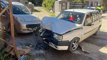 Otomobil Elektrik Direğine Çarptı: 1 Yaralı