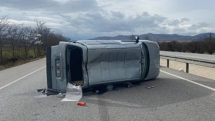 Otomobil Orta Şeritte Devrildi