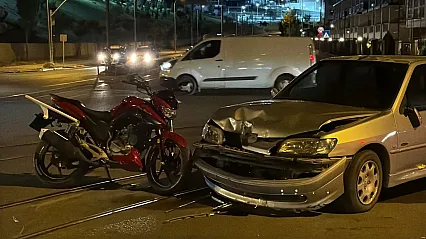 Otomobil Ve Motosiklet Kafa Kafaya Çarpıştı: 2 Yaralı