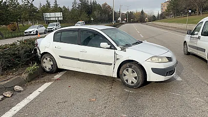Otomobilin Refüjde Çarptığı Kadınlara Karşıdan Gelen Otomobil De Çarptı: 1 Ölü, 1 Yaralı