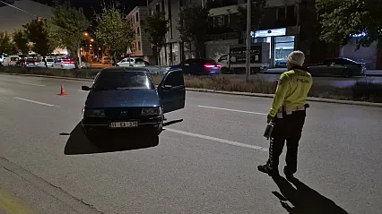 Polis Ekiplerince Durdurulan Sürücü Otomobilini Terk Edip Kaçtı