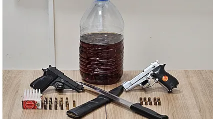 Polis İş Yerine Yaptığı Baskında Ruhsatsız Silah Ve Bıçak Ele Geçirdi