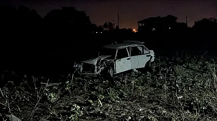 Polisin 'Dur' İhtarına Uymayan Otomobil Tarlaya Uçtu: 1 Yaralı