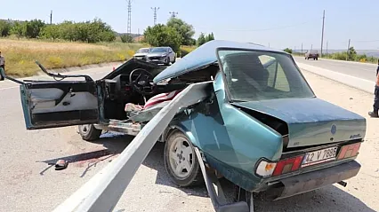 Refüjdeki Bariyerler Otomobile Saplandı