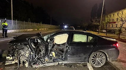 Refüje Çarptıktan Sonra Hurdaya Dönen Araçta Sıkışan Sürücüyü İtfaiye Kurtardı