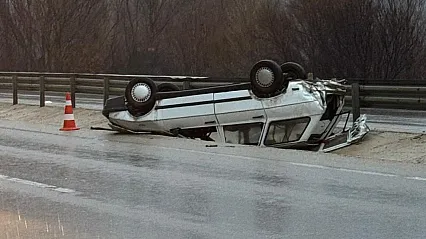 Refüje Devrilen Otomobil Sürücüsü Yaralandı