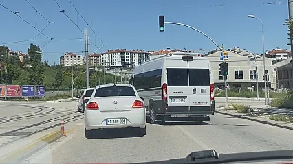 Servis Aracını Otomobilin Üzerine Böyle Sürdü