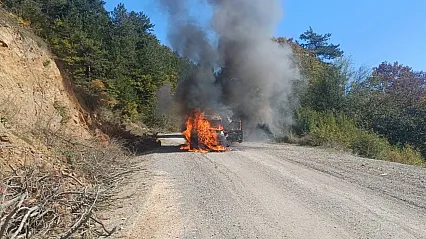 Seyir Halindeki Otomobil Alev Aldı, İtfaiye Harekete Geçti
