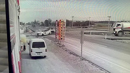 Sokağa Dönmek İsteyen Otomobile Arazi Aracı Çarptı, Kaza Anı Kameraya Yansıdı